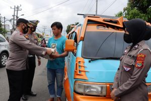 Polres Lampung Barat Mengadakan Bakti Sosial Membagikan Sembako Kepada Masyarakat