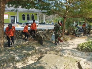 HUT TNI Ke-77 Personil Kodim 0427 Way Kanan Gelar Kerja Bhakti Bersihkan Rumah Ibadah 