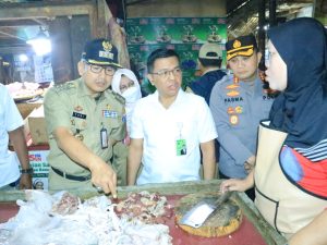 Kombes Pol Pasma Royce Bersama 3 Pilar Jakarta Barat Melakukan Operasi Pasar di Wilayahnya