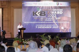 Gubernur Berikan Anugerah KPB Award Tahun 2022 kepada Seluruh Stakeholder yang Berperan dalam Percepatan Implementasi KPB