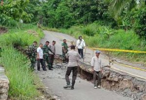 Yulinarti Camat Bulok dan TNI Polri Tinjau Langsung Jalan yang Amblas dan Longsor di Gayau