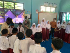 Mahasiswa Asing IIB Darmajaya Ajarkan Bahasa Inggris ke Siswa/I SDIT Asmaul Husna Kedondong, Pesawaran