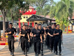 Jaga Stamina, Satbrimob Polda Banten Lakukan Senam Senjata