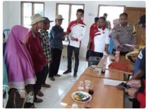 Hendri Peratin Suka Damai Lampung Barat Membagikan BLT-DD Tahap Pertama 3 Bulan