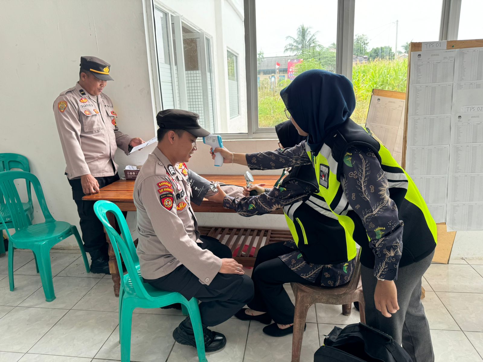 Polres Mesuji Berikan Kesehatan pada Penyelenggara Pemilu, KPPS, TNI, dan Linmas yang Kelelahan